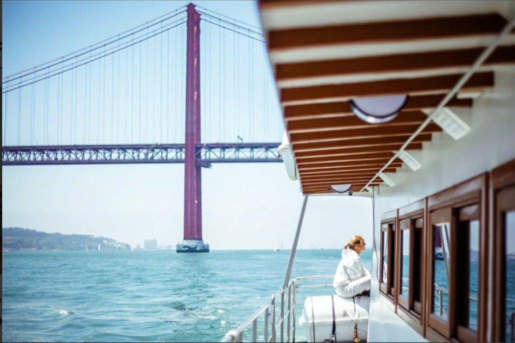 Lisbon: Boat Cruise + BBQ Lunch, Open Bar & Music
