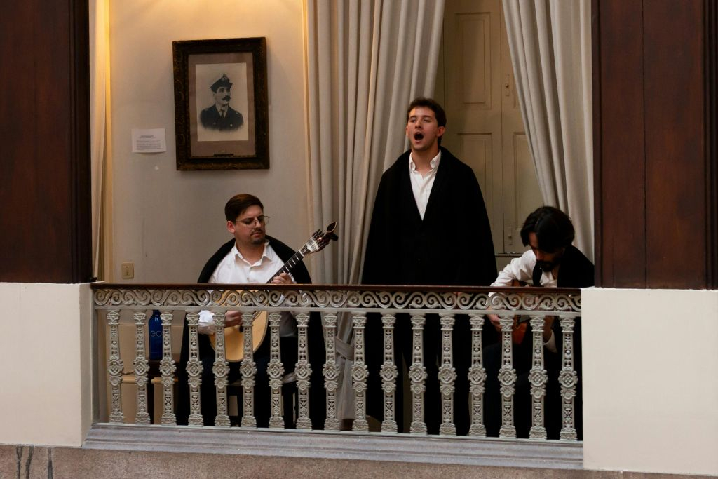 Palacio dos Viscondes de Pereira Machado: Espectáculo de Fado en Directo al Estilo de Coimbra + Bebida