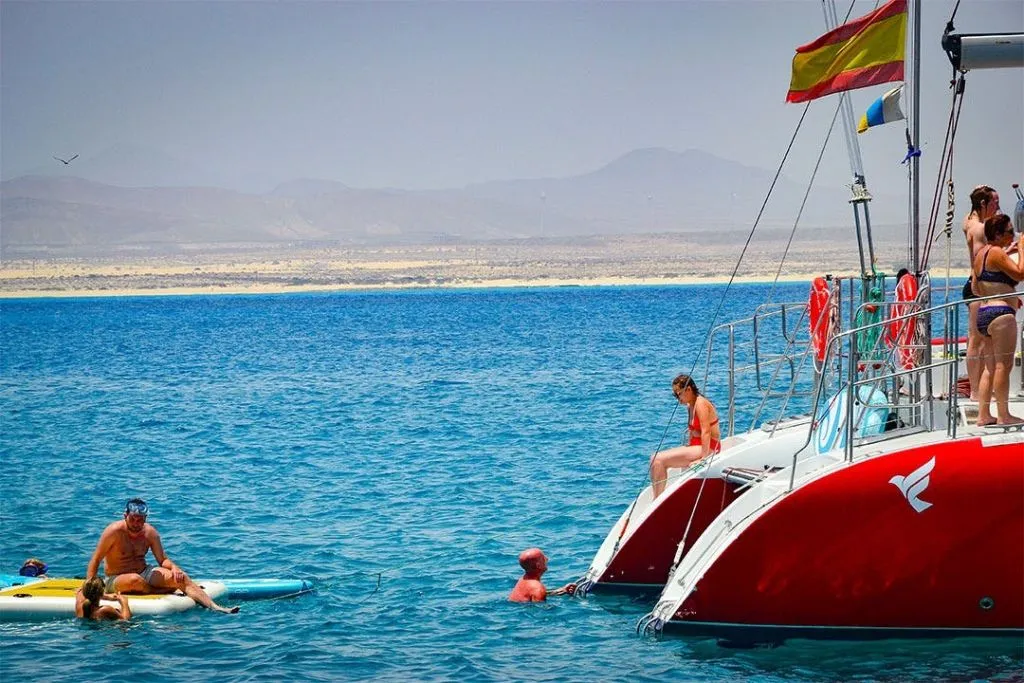 Isla de Lobos: Excursión en Catamarán + Comida y Bebidas