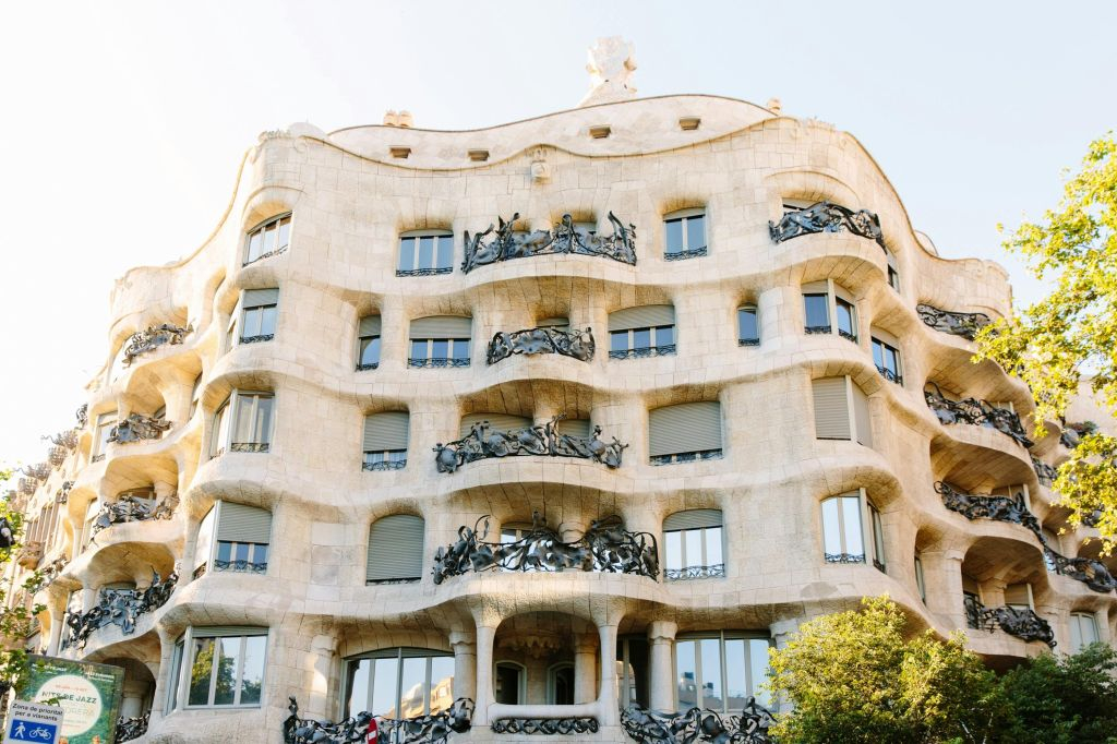 Barcelona: Bike or E-bike Rental
