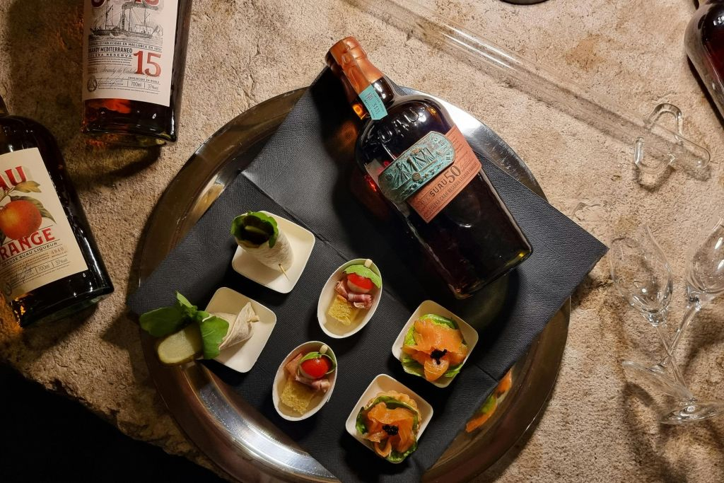Bodegas Suau: Visita a la Destilería + 3 Catas y Tapas