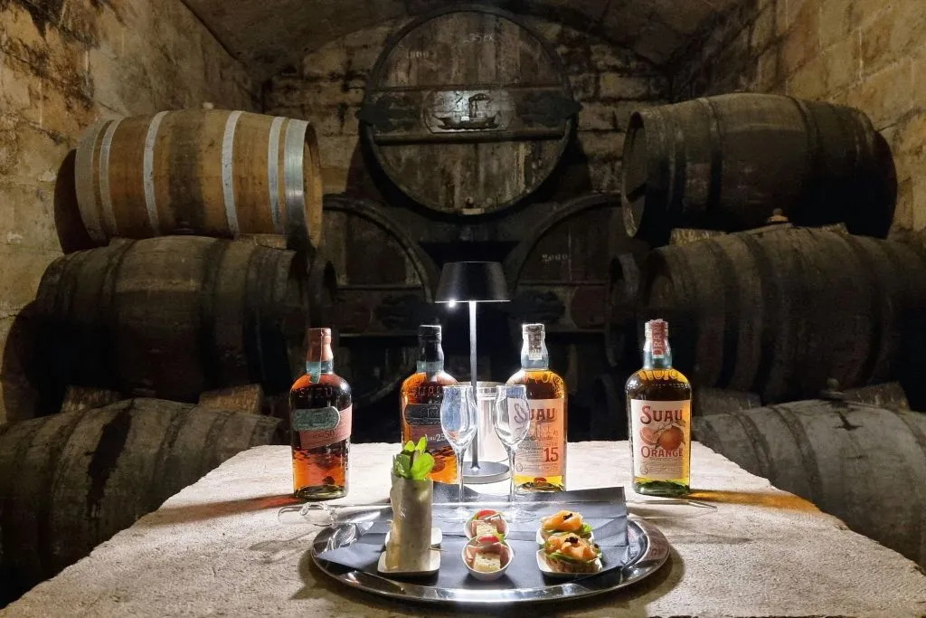 Bodegas Suau: Visita a la Destilería + 3 Catas y Tapas