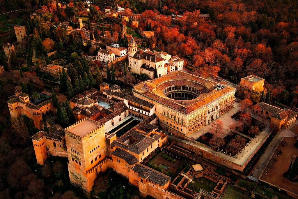 Alhambra y Palacios nazaríes: Tour guiado + Entrada prioritaria