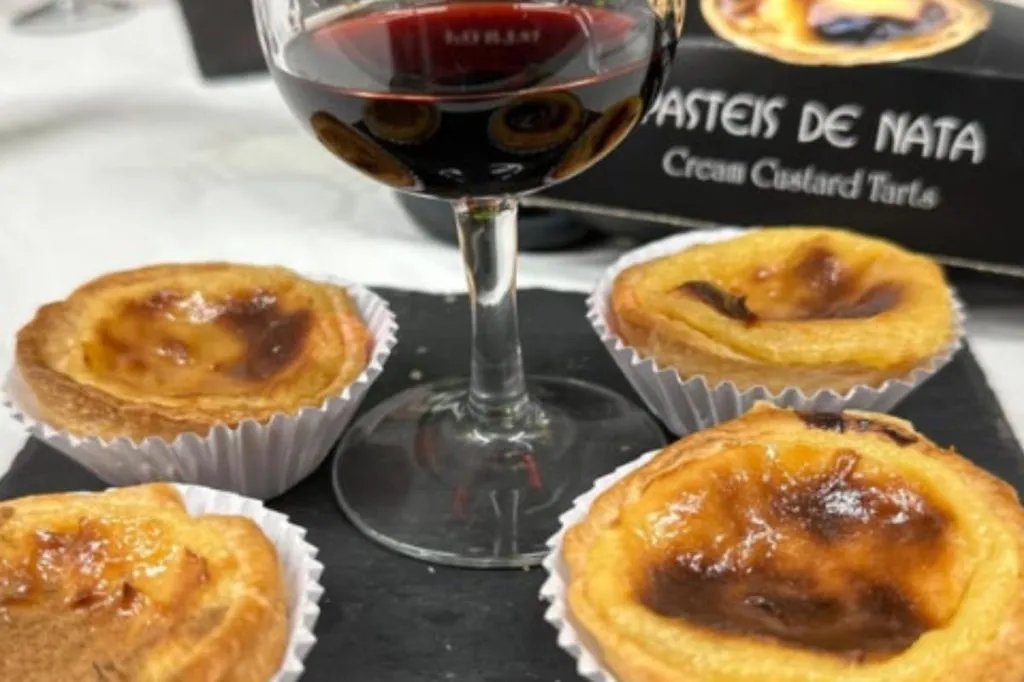 Porto: Aula de Culinária de Pastel de Nata na Rua Antero de Quental + Petiscos e Vinho