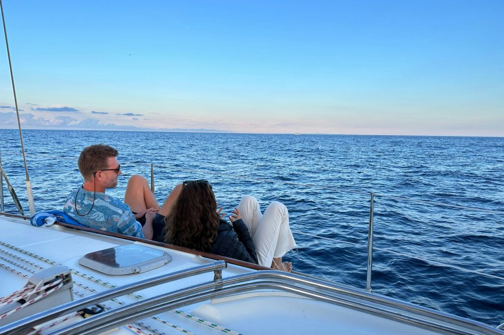 Barcelona: Sunset Cruise with Live Saxophone & Drinks (Couples Only)