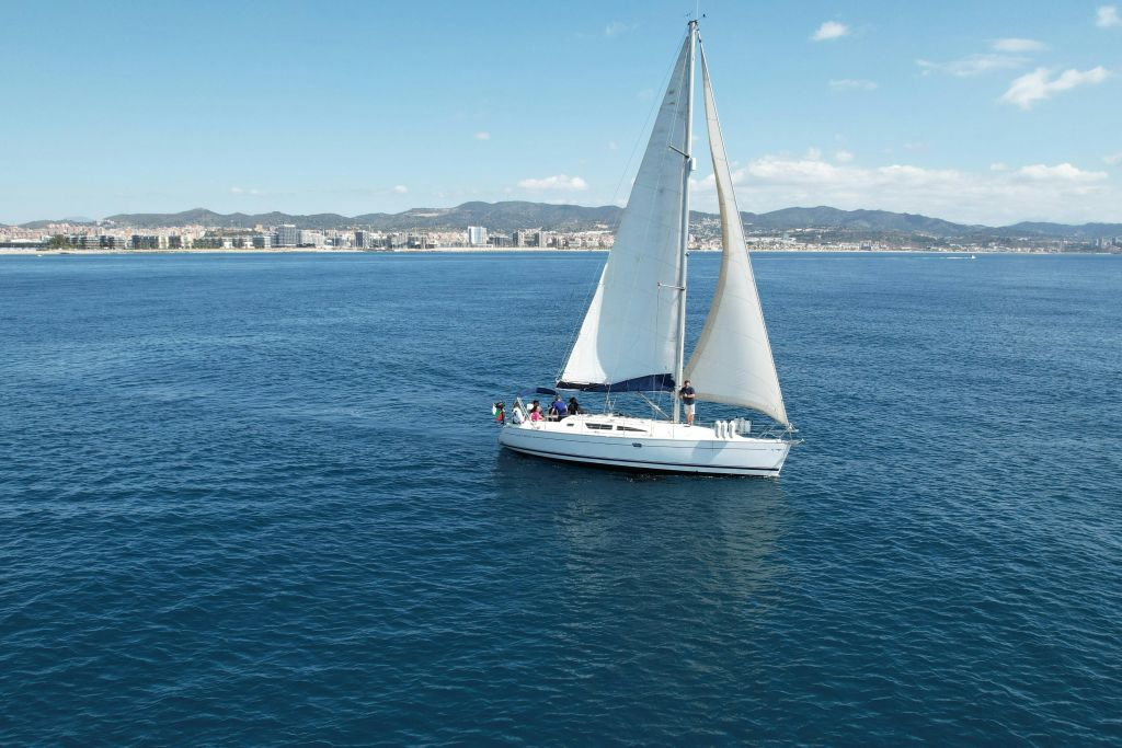 Barcelona: Sunset Cruise with Live Saxophone & Drinks (Couples Only)