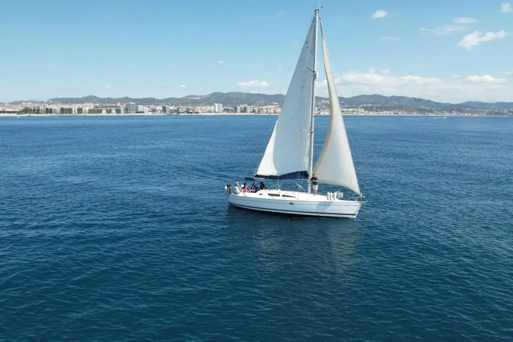 Barcelona: Sunset Cruise with Live Saxophone & Drinks (Couples Only)