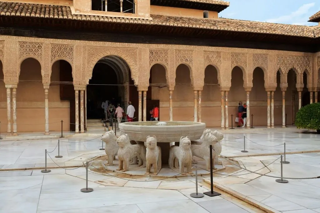 Alhambra y Palacios nazaríes: Entrada sin colas + Audioguía