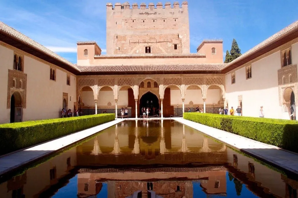 Alhambra y Palacios nazaríes: Entrada sin colas + Audioguía