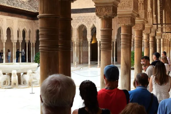 Alhambra e Palácios Nasridas: Bilhete sem filas + Visita guiada