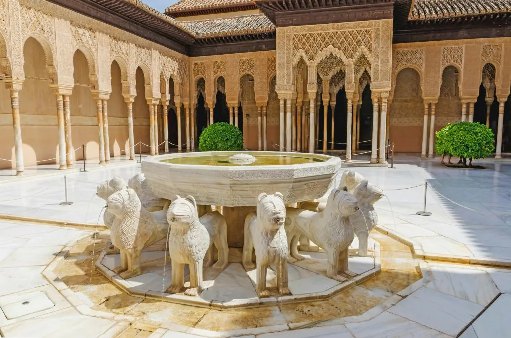 Alhambra y Palacios Nazaríes: Entrada sin colas + Visita guiada