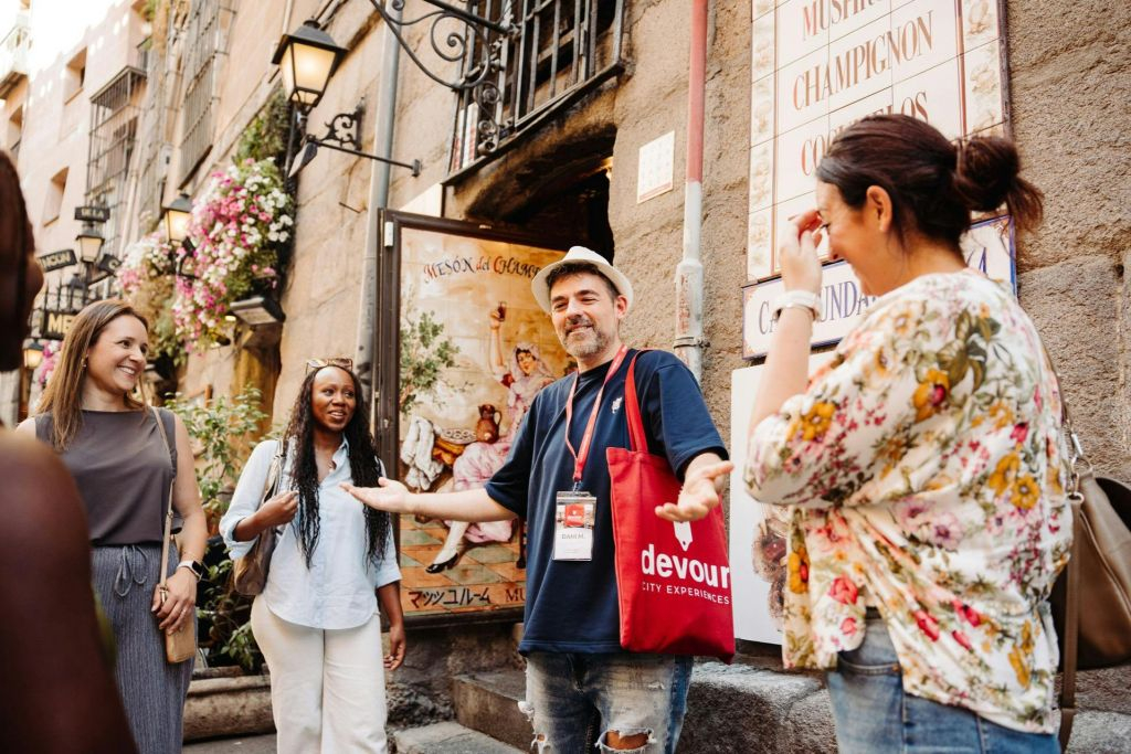 Madrid: Guided Tapas Tasting Tour + Drinks