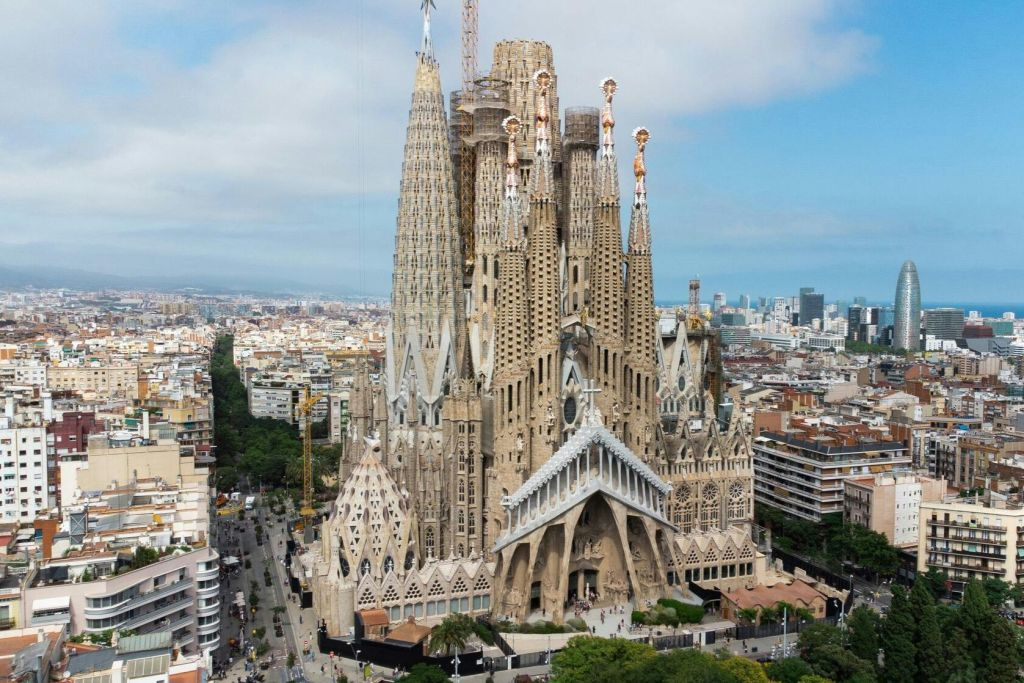 Sagrada Familia: Skip The Line Ticket + Guided Tour