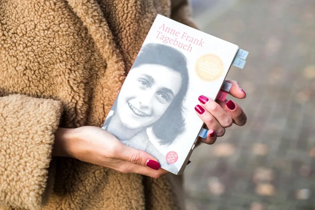 Amsterdam: Guided Anne Frank Walking Tour in German, English, Italian & Spanish