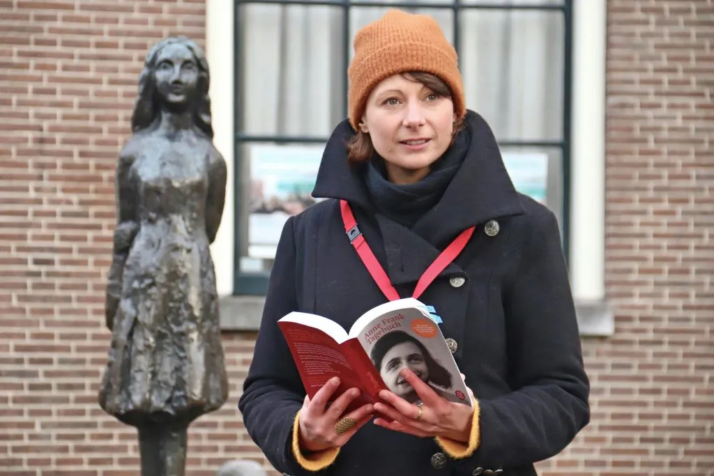 Amsterdam: Guided Anne Frank Walking Tour in German, English, Italian & Spanish