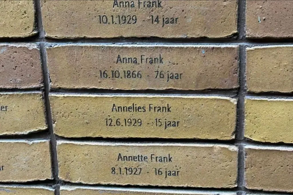 Amsterdam: Guided Anne Frank Walking Tour in German, English, Italian & Spanish
