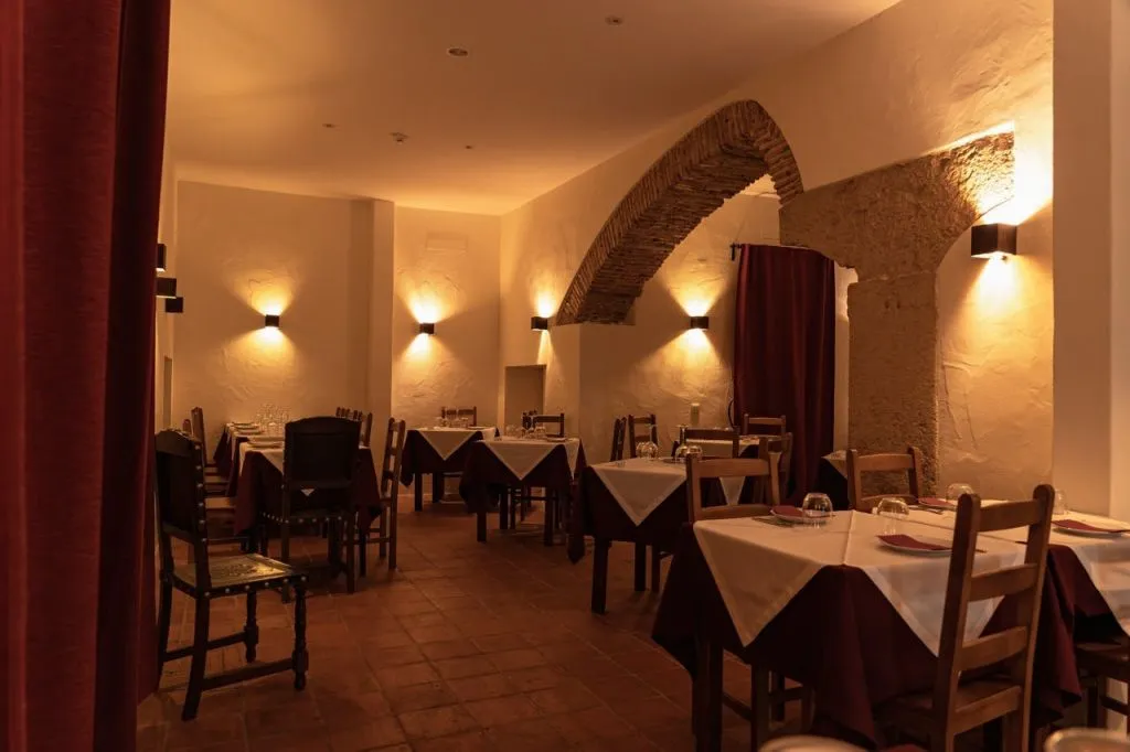 Canto do Poeta: Fado Show + Dinner & Drinks