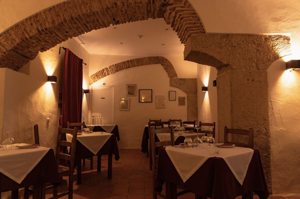 Canto do Poeta: Fado Show + Dinner & Drinks