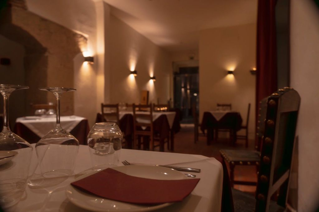 Canto do Poeta: Fado Show + Dinner & Drinks