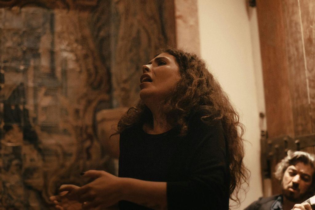 Lisbona: Spettacolo di Fado a mezzanotte su Mesa de Frades + Drink