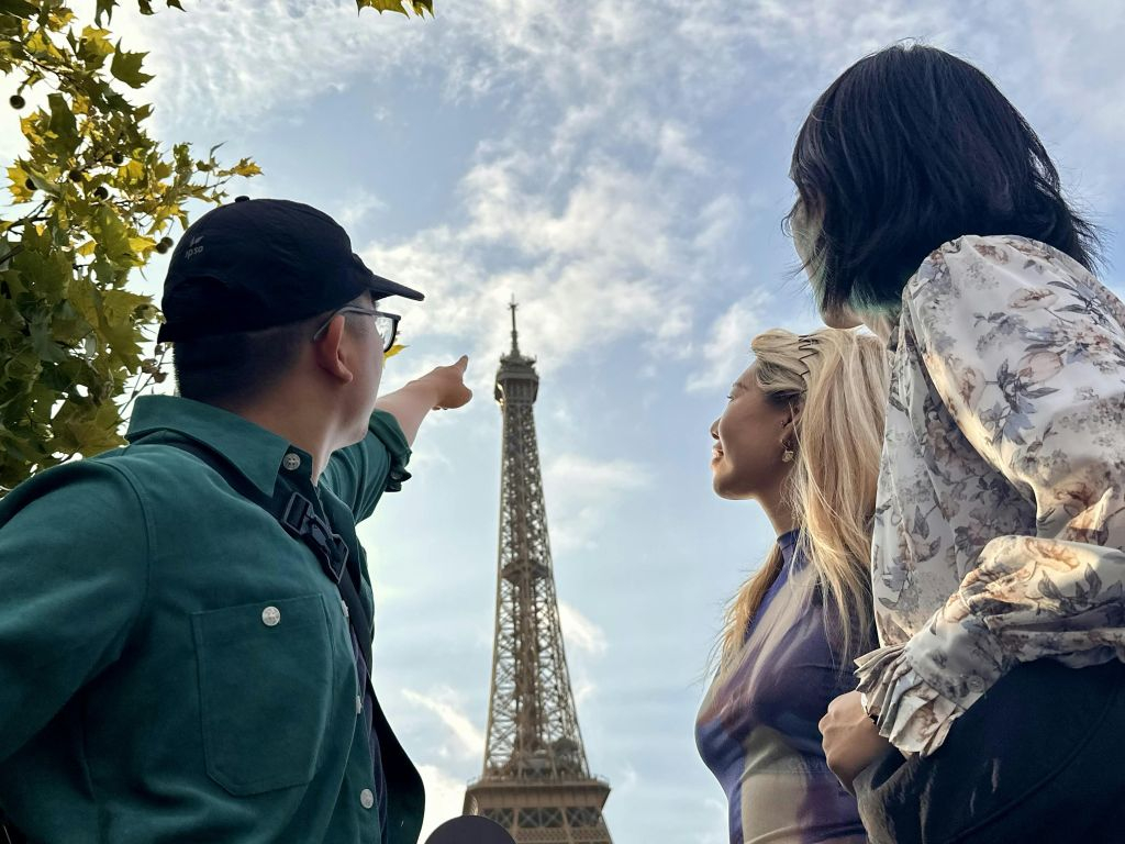 Eiffel Tower: Guided Tour in Chinese + 2nd Floor & Summit Access by Elevator