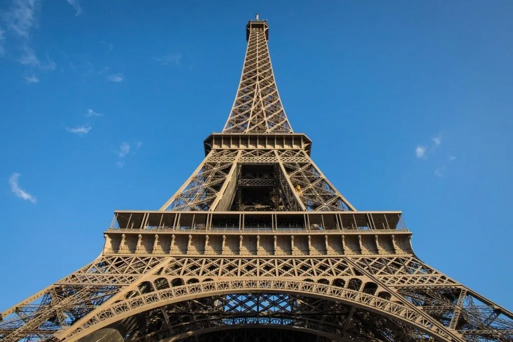 Eiffel Tower: Guided Tour in Chinese + 2nd Floor & Summit Access by Elevator