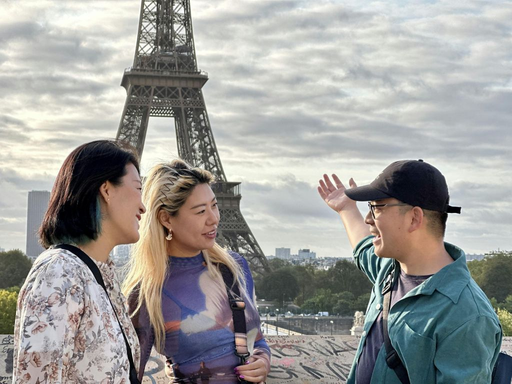 Eiffel Tower: Guided Tour in Chinese + 2nd Floor & Summit Access by Elevator