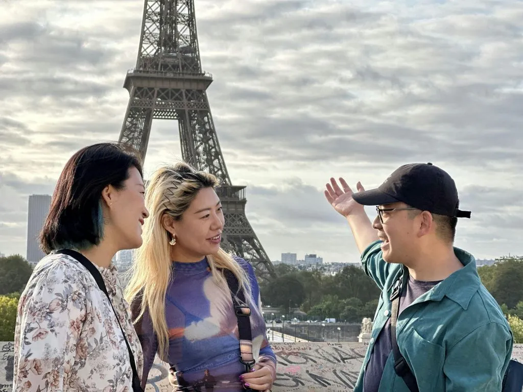 Eiffel Tower: Guided Tour in Chinese + 2nd Floor & Summit Access by Elevator