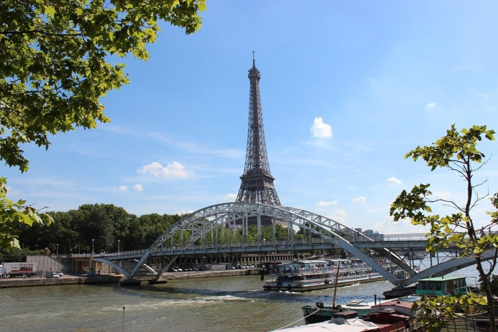 Eiffel Tower: Guided Tour in Chinese + 2nd Floor & Summit Access by Elevator