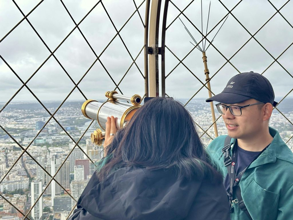 Eiffel Tower: Guided Tour in Chinese + 2nd Floor & Summit Access by Elevator