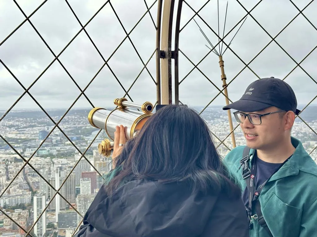 Eiffel Tower: Guided Tour in Chinese + 2nd Floor & Summit Access by Elevator
