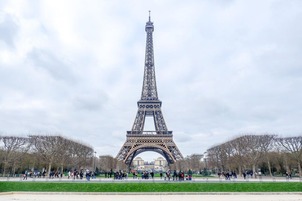 Eiffel Tower: Guided Tour in Chinese + 2nd Floor & Summit Access by Elevator