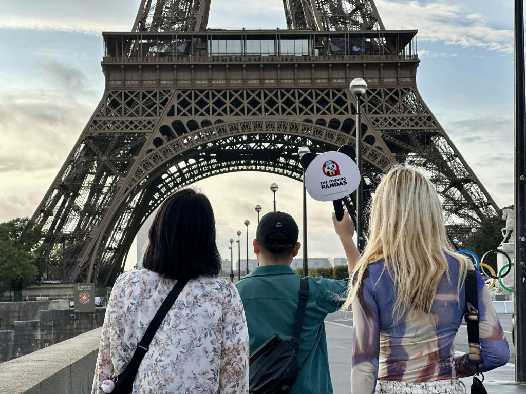 Eiffel Tower: Guided Tour in Chinese + 2nd Floor & Summit Access by Elevator