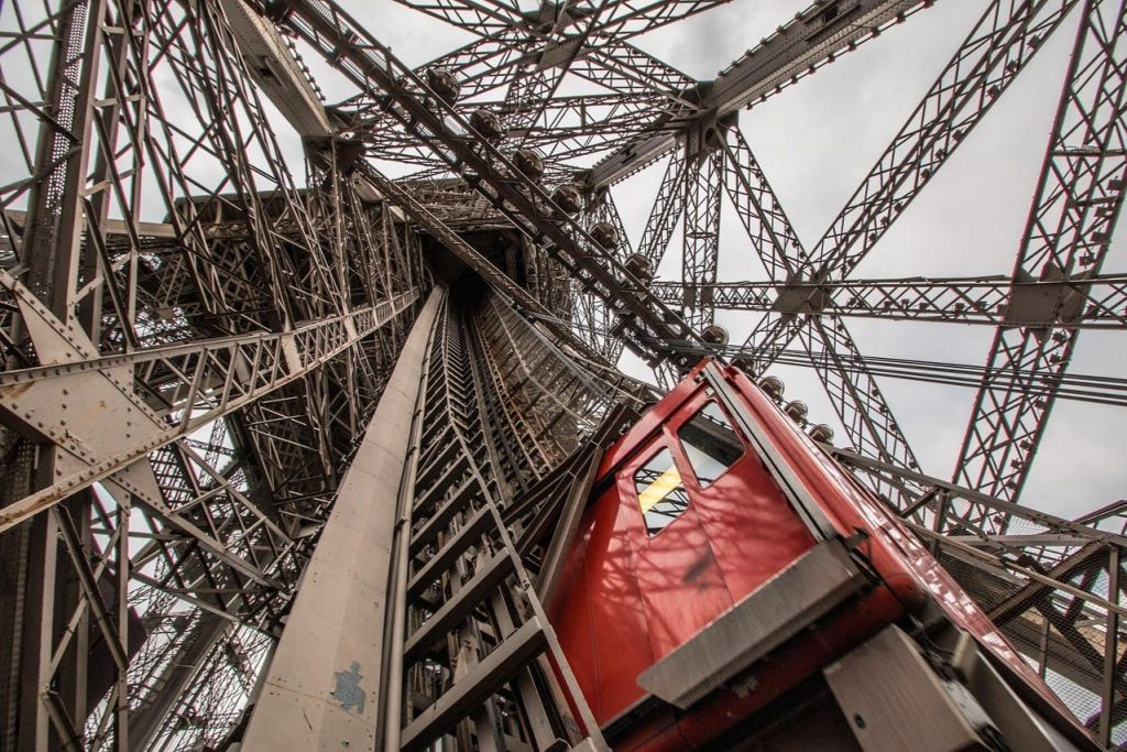 Eiffel Tower: Guided Tour in Chinese + 2nd Floor & Summit Access by Elevator