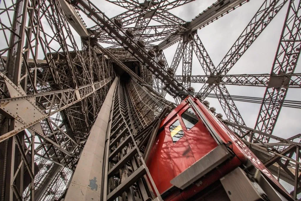Eiffel Tower: Guided Tour in Chinese + 2nd Floor & Summit Access by Elevator