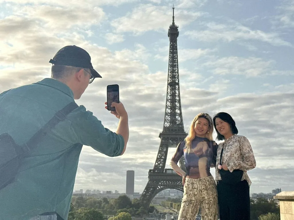 Eiffel Tower: Guided Tour in Chinese + 2nd Floor & Summit Access by Elevator
