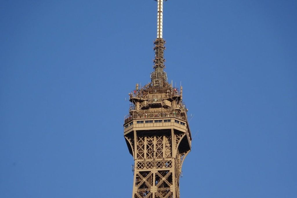 Eiffel Tower: Guided Tour in Chinese + 2nd Floor & Summit Access by Elevator