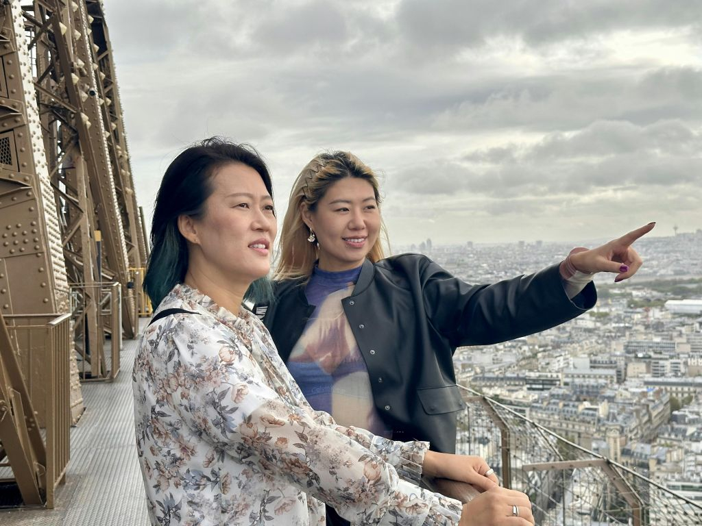 Eiffel Tower: Guided Tour in Chinese + 2nd Floor & Summit Access by Elevator
