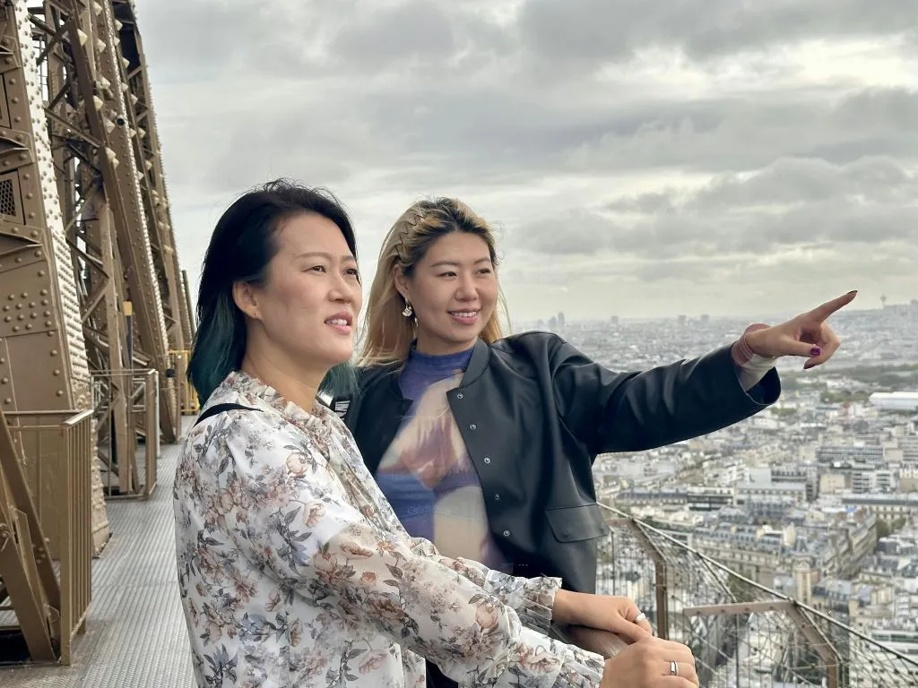 Eiffel Tower: Guided Tour in Chinese + 2nd Floor & Summit Access by Elevator