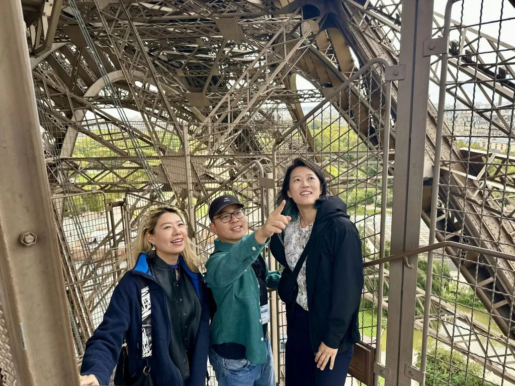 Eiffel Tower: Guided Tour in Chinese + 2nd Floor & Summit Access by Elevator