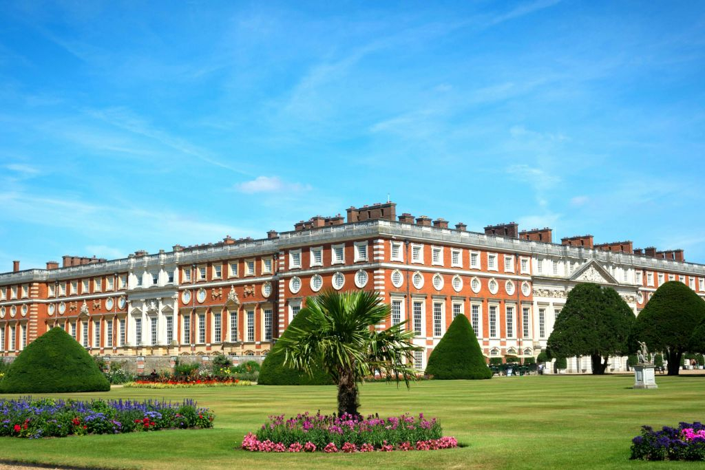 Hampton Court Palace: Entry + Roundtrip Transfer from London