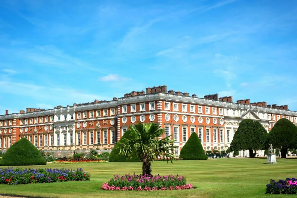Hampton Court Palace: Entry + Roundtrip Transfer from London