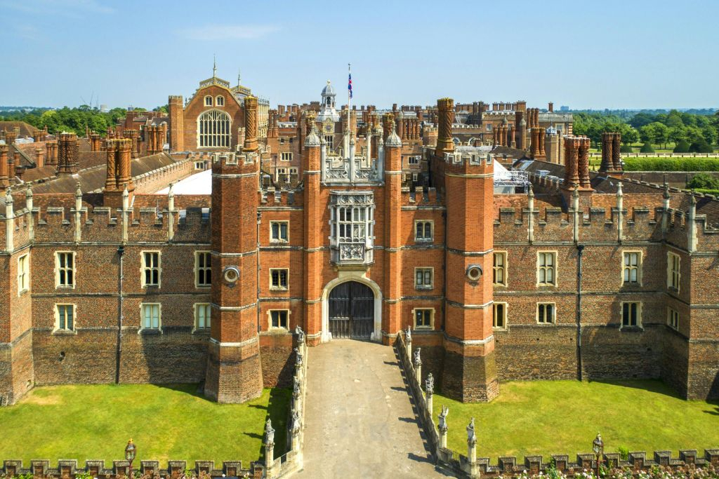 Hampton Court Palace: Entry + Roundtrip Transfer from London