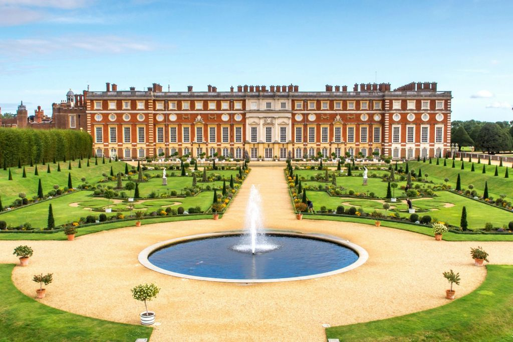 Hampton Court Palace: Entry + Roundtrip Transfer from London