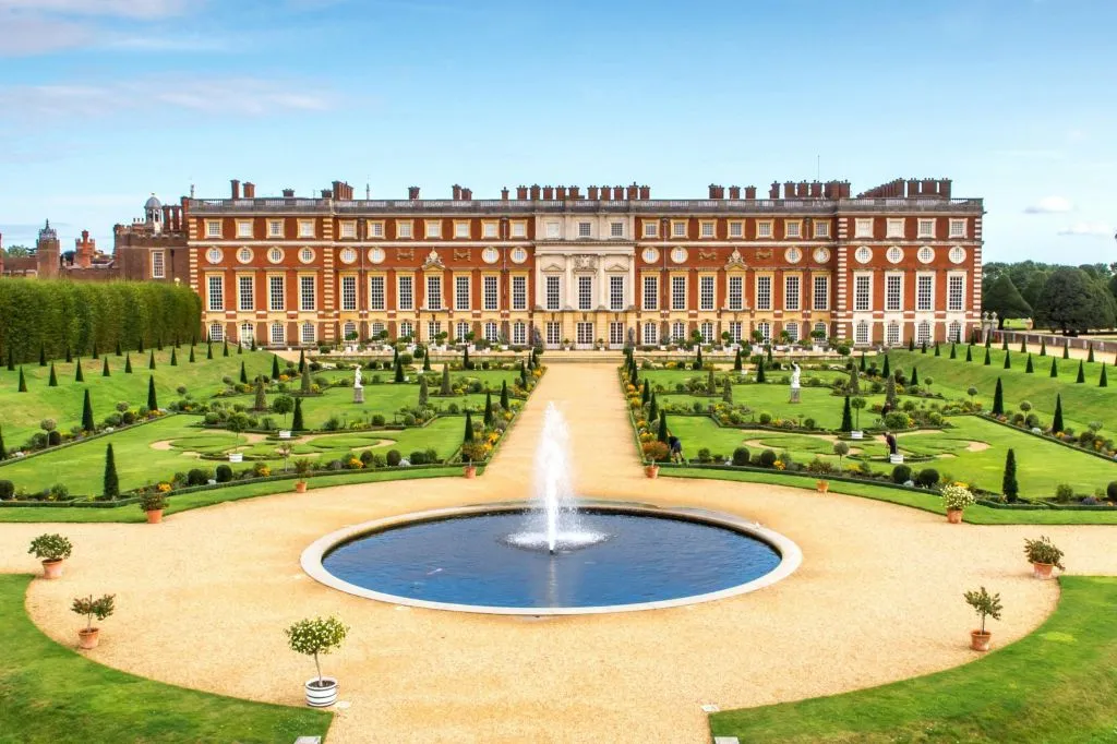 Hampton Court Palace: Entry + Roundtrip Transfer from London