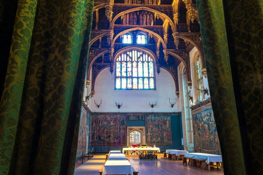 Hampton Court Palace: Entry + Roundtrip Transfer from London