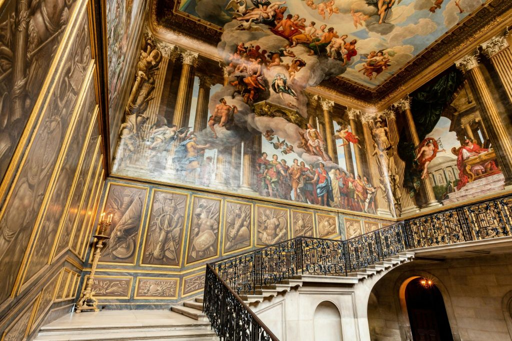 Hampton Court Palace: Entry + Roundtrip Transfer from London