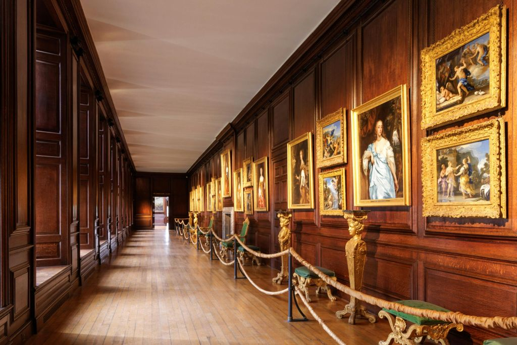 Hampton Court Palace: Entry + Roundtrip Transfer from London