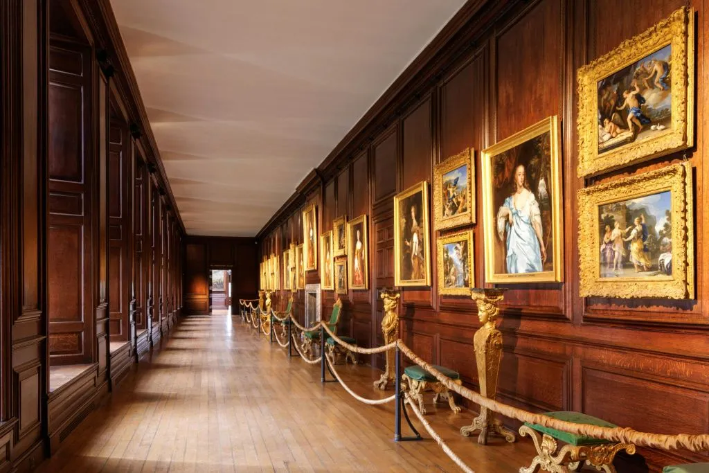Hampton Court Palace: Entry + Roundtrip Transfer from London