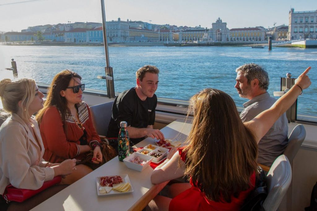 Lisbon: Tagus River Sightseeing Cruise
